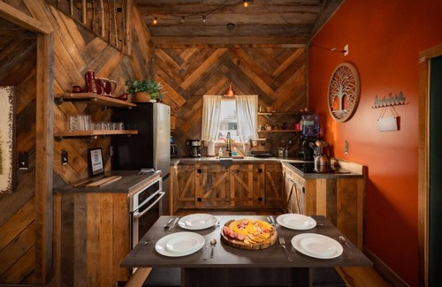 West Newton Cabin | Treehouse Hot tub on 60 acre farm near downtown