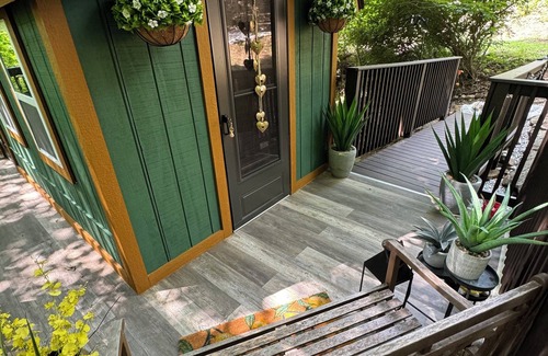 Danbury Cabin | Treehouse Magic & Chic Greenhouse Vibes. Glamping In Style! Middle of Danbury,CT