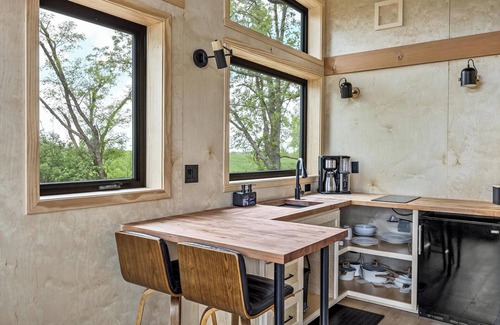 Oakdale Apartment | Treehouse on a large lavender farm + all amenities!