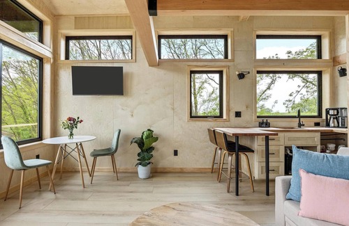 Oakdale Apartment | Treehouse on a large lavender farm + all amenities!