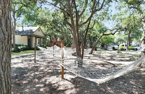 East Oak Hill Apartment | Treehouse on the Greenbelt only 10 minutes from Downtown