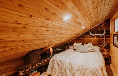 Port Angeles House | Treehouse over the water - Eagle's Nest