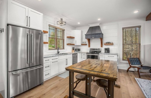 King House | Treetop - 3 King Suites- sister property next door #1559015