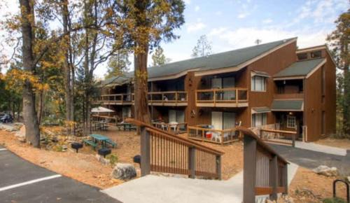 Yosemite West Apartment | Treetop Condo in Yosemite-Sleeps 6-Balcony