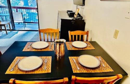 Yosemite West Apartment | Treetop Condo in Yosemite-Sleeps 6-Balcony