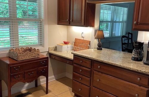 Highlands Cottage | Treetop Cottage-3 bed, 2 bath newly updated !