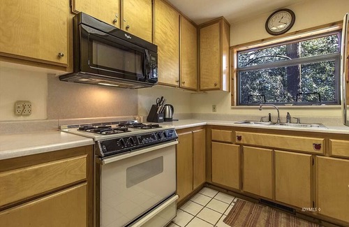 Pine Cove Cabin | Treetop Getaway in the Ponderosa Pines