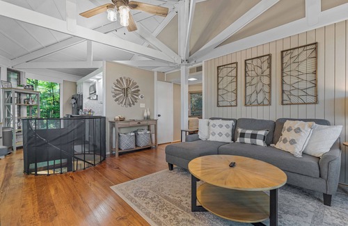 Big Canoe House | Treetop Getaway with AMAZING lake views!