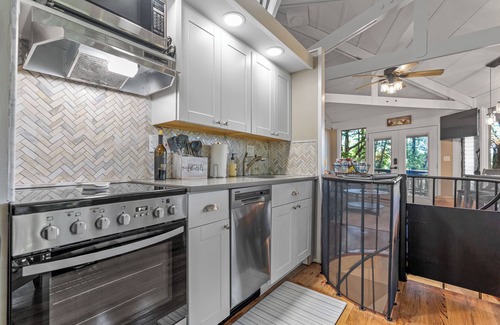 Big Canoe House | Treetop Getaway with AMAZING lake views!