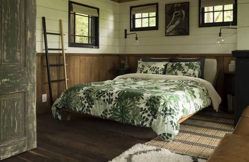 Flintstone Cabin | Treetop Hideaways: The Elements Treehouse
