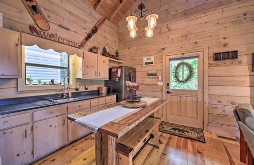 Hidden Lake Cabin | Treetop Hideout w/Long-Range Mountain Views!