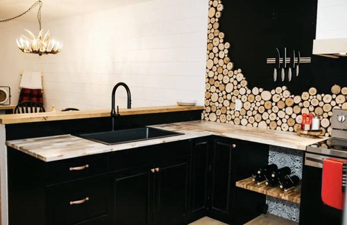 Gravenhurst Apartment | Treetop Loft | Private Hot Tub + Spa | Muskoka Bay