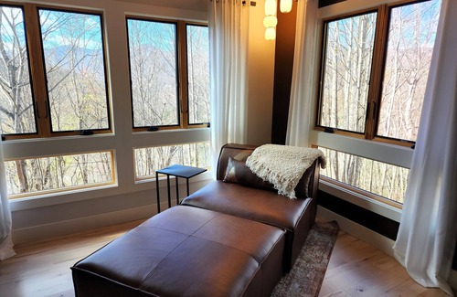 Waynesville Cabin | Treetop~LUXURY~Views~3 KING Suites~Modern~Minimalist~HOT TUB~Close to Downtown