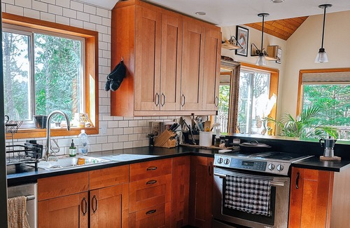 Vesuvius House | Treetop Oasis, 2 Bedrm Paradise on Salt Spring Island