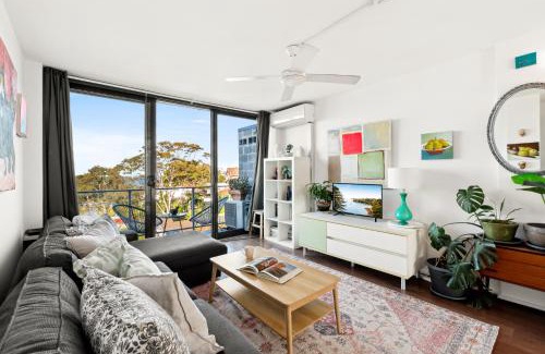 Bronte Apartment | Treetop Retreat Five Minute Stroll To The Beach