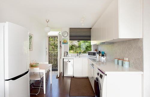 Bronte Apartment | Treetop Retreat Five Minute Stroll To The Beach