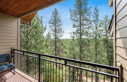 Bend Condo | Treetop Retreat w/Resort Amenities