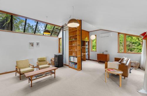 Titirangi House | Treetop Sanctuary - Titirangi Holiday Home