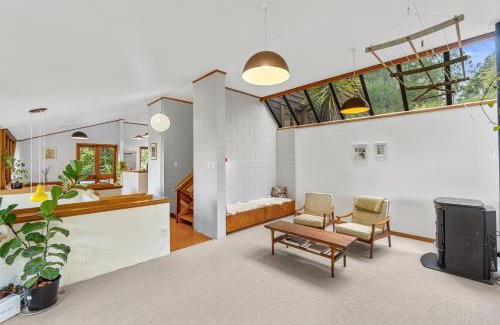 Titirangi House | Treetop Sanctuary - Titirangi Holiday Home