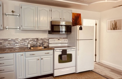 Roseville Apartment | Treetop stay: private balcony, full kitchen