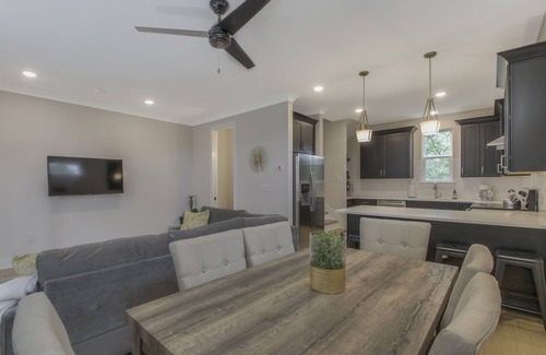 Talbot's Corner House | Treetop Terrace - 3 miles to stadium and downtown!