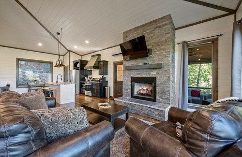 Hochatown Cabin | Treetop Views for Miles! New, Romantic Couples Cabin