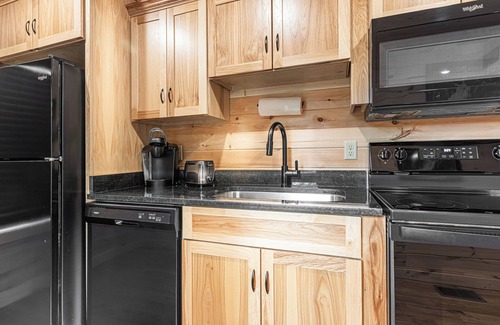 Pigeon Forge Cabin | Treetop Village 8 2br/2ba True Sleep 6 Hot Tub, Gas Grill and Bonus Two Decks
