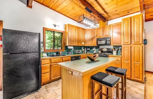 Cazadero Cabin | TreeTops Bungalow ~ Spacious and Spacious 2 Bedroom, Hot Tub, Woof!