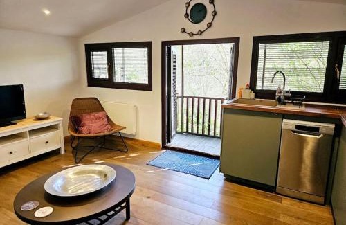 Mount Hawke House | Treetops Lodge, private parking & garden