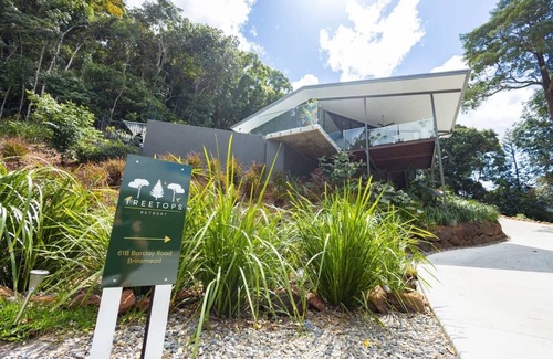 Brinsmead House | Treetops Retreat: A Serene Rainforest Escape with Mountain Views