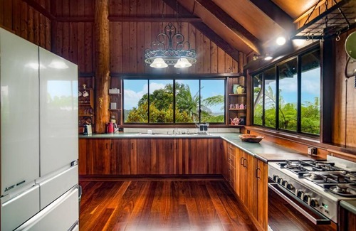 Jaggan House | Treetops Sanctuary - Luxury Treehouse pole home