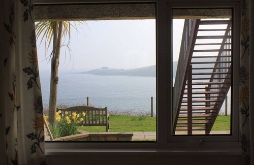 Portmellon Apartment | Treloen Apartment 3 - Clifftop Apartments in Mevagissey with 'Wow' seaviews