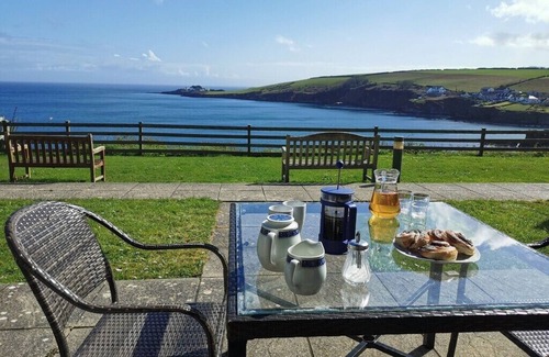 Portmellon Apartment | Treloen Apartment 3 - Clifftop Apartments in Mevagissey with 'Wow' seaviews