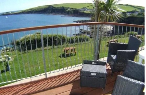 Portmellon Apartment | Treloen Apartment 6 - Clifftop Apartment in Mevagissey with 'Wow' seaviews
