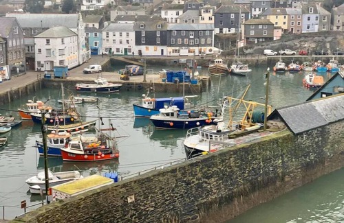 Portmellon Apartment | Treloen Apartment 6 - Clifftop Apartment in Mevagissey with 'Wow' seaviews