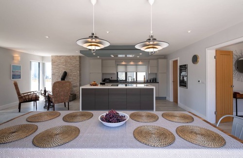 Rhosneigr House | Trem Y Don - A beachside holiday home for 10 guests