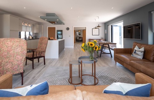 Rhosneigr House | Trem Y Don - A beachside holiday home for 10 guests