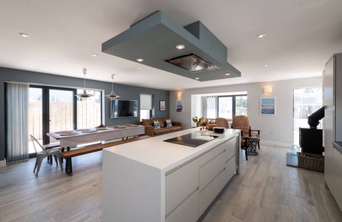 Rhosneigr House | Trem Y Don - A beachside holiday home for 10 guests