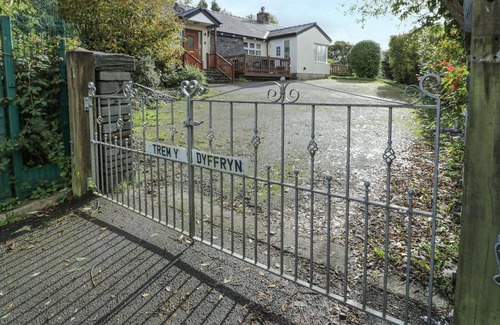 Ffestiniog Cottage | TREM Y DYFFRYN, pet friendly, with hot tub in Llan Ffestiniog
