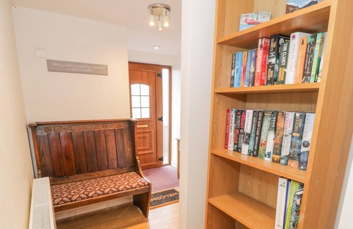Ffestiniog Cottage | TREM Y DYFFRYN, pet friendly, with hot tub in Llan Ffestiniog