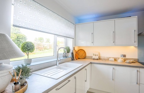 Mynytho House | TREM YNYS (3 BED), luxury holiday cottage, with hot tub in Abersoch
