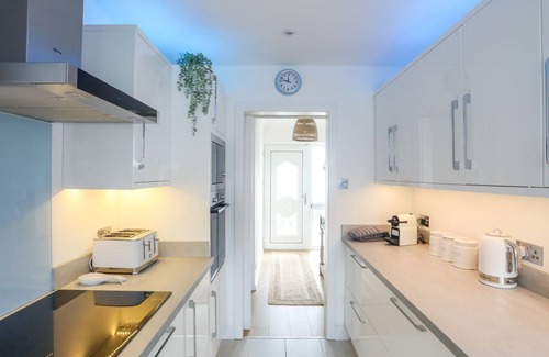 Mynytho House | TREM YNYS (3 BED), luxury holiday cottage, with hot tub in Abersoch