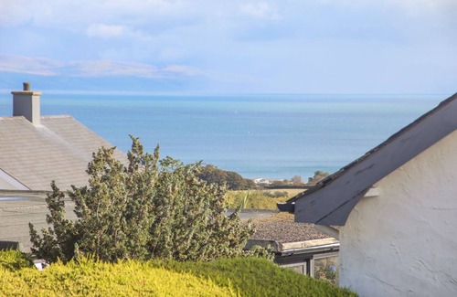 Mynytho House | TREM YNYS (3 BED), luxury holiday cottage, with hot tub in Abersoch