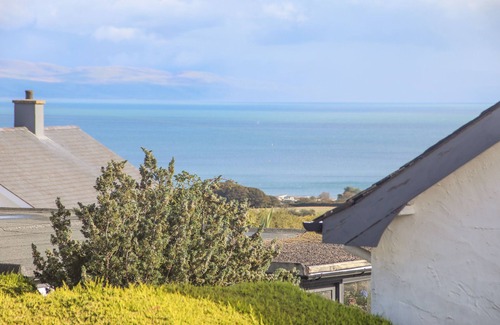 Mynytho House | TREM YNYS, luxury holiday cottage, with hot tub in Abersoch
