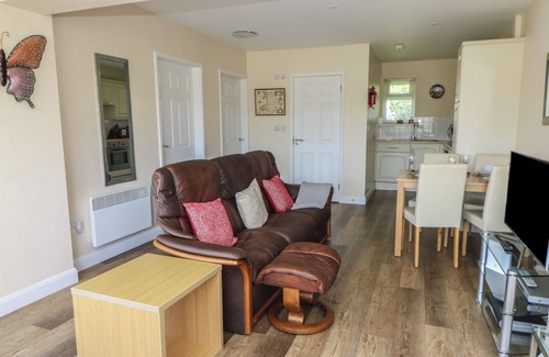 Felinfach Cottage | TREM-YR-AFON, pet friendly, with a garden in Aberaeron