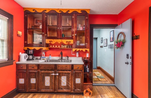 Tremont Apartment | Tremont - 2BR apt - Pet Friendly, Convenient to Stadiums, Clinic, Museums & more