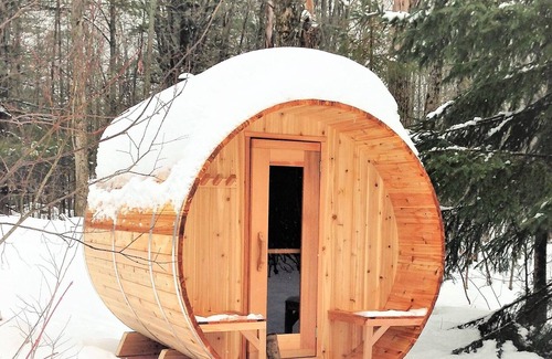 Gravenhurst Cottage | Trenanthia "the OG" Cottage: Hot Tub, Sauna, Games Room, Kayaks, Canoes, SUPS ++