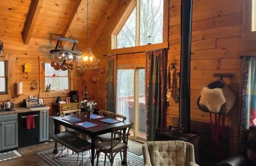 Wilmington Cabin | Trending Family Retreat- Deck-Pvt. Hot Tub -Clubhouse Pool, Game Room