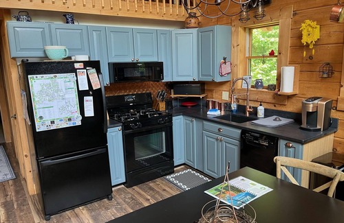 Wilmington Cabin | Trending Family Retreat- Deck-Pvt. Hot Tub -Clubhouse Pool, Game Room