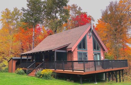 Wilmington Cabin | Trending Family Retreat- Deck-Pvt. Hot Tub -Clubhouse Pool, Game Room